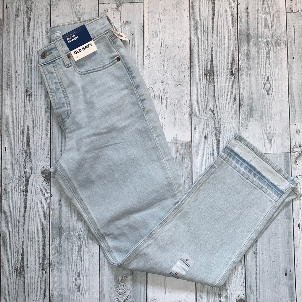 Old Navy Sky-Hi straight light wash jeans. Extra high rise with button fly. Sz 0